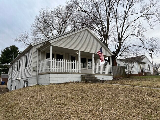 Frente y costado de la casa - 829 W Mountcastle St