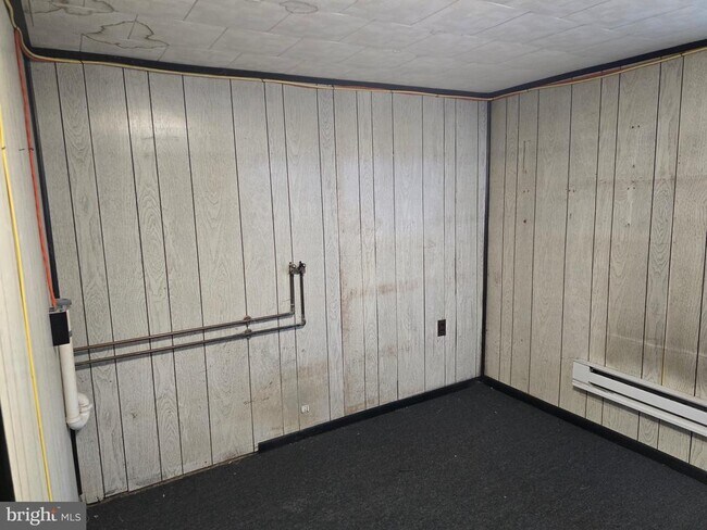 Building Photo - 402 Line St