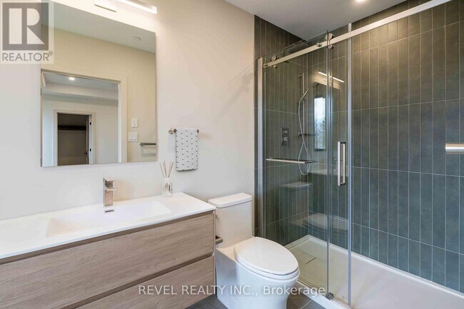 Building Photo - 4390 Hillview Dr