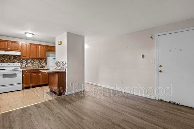 Building Photo - 451 Divinity St