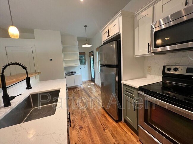 Building Photo - 103 Deaver St