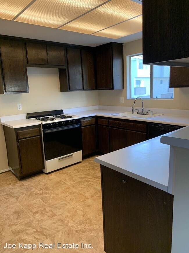 Foto del edificio - 2 br, 2.5 bath House - 5675 Thille St Unit 15