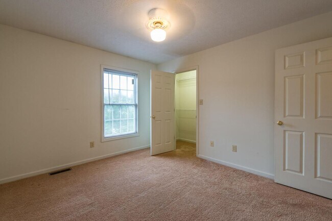 Building Photo - 702 E Sherwood Hills Dr