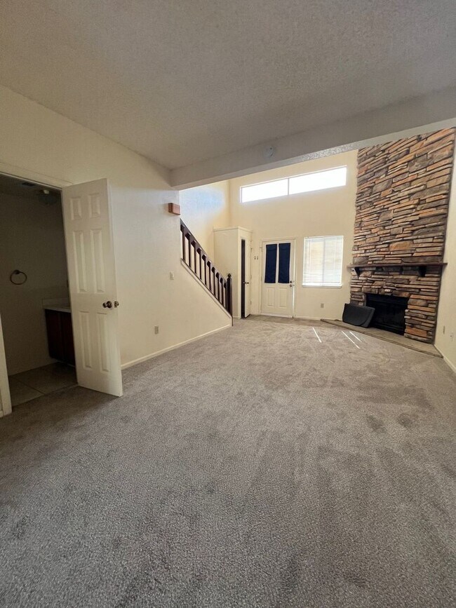 Foto del edificio - Two-Story 1 bed, 1.5 bath Condo!