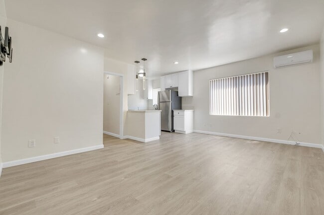 Foto del edificio - Spacious 1 Bedroom Apartments with Parking - Noho Arts District