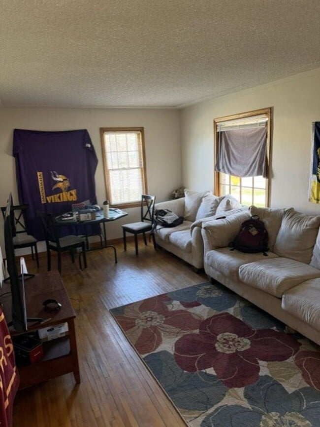 Building Photo - Cozy 2 bedroom house w/ garage