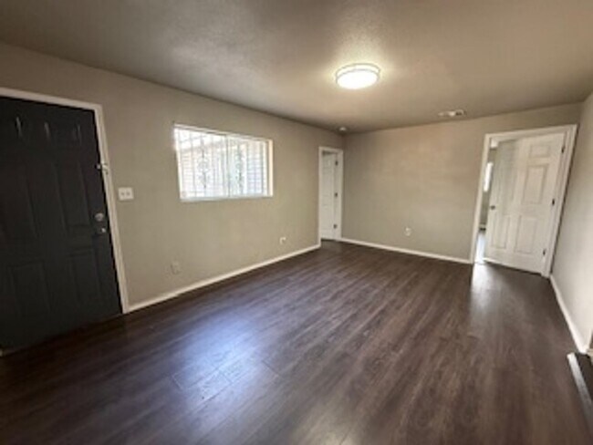 Foto del edificio - **50% Off First Month's Rent!!** Move-In Ready 4 Bedroom Home with Updated Kitchen & Private Yard