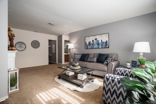 Amplia sala de estar en Drawbridge Apartments Eats en Harrison Township, MI - Drawbridge Apartments East