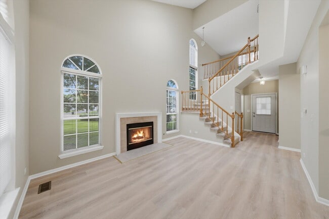 Building Photo - Beautifully Updated End-Unit Townhome