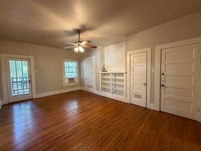 Building Photo - 919.5 N Austin St