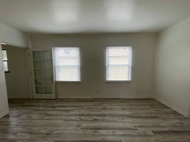 Building Photo - Bright & Spacious Unit in the Heart of Bur...
