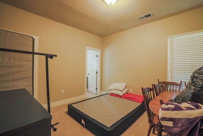 Foto del edificio - Quiet Apartment 2 Miles from Campus!