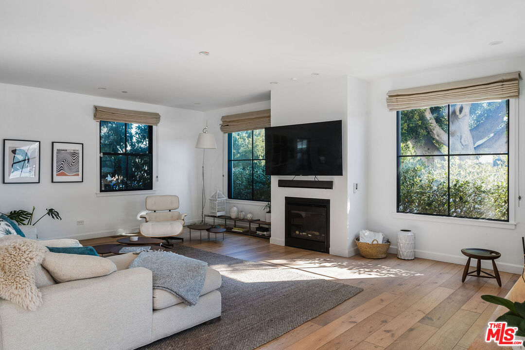 Foto principal - 1041 Lake St