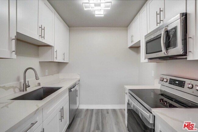 Foto del edificio - 8650 Belford Ave