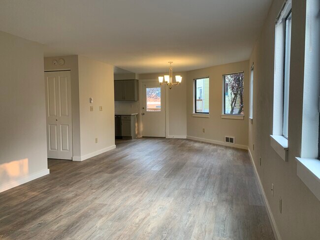 3101 C Sala de estar & Comedor - Halo 11 Townhomes