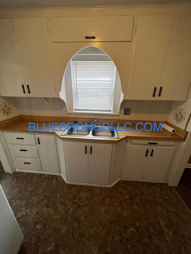 Foto del edificio - Nice two bedroom house with nice hardwood ...