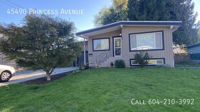 Building Photo - Beautiful Home With Huge Backyard!