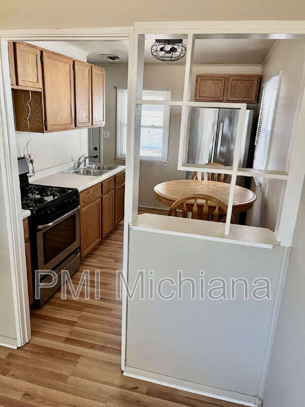 Foto del edificio - 519 Grand Blvd