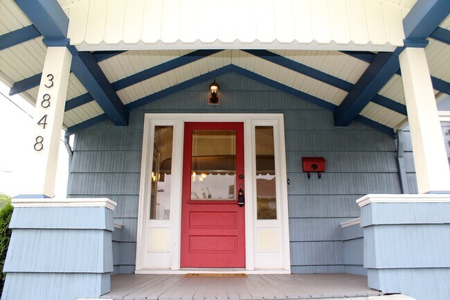 Foto del edificio - Updated Craftsman Home in Happening Hawtho...