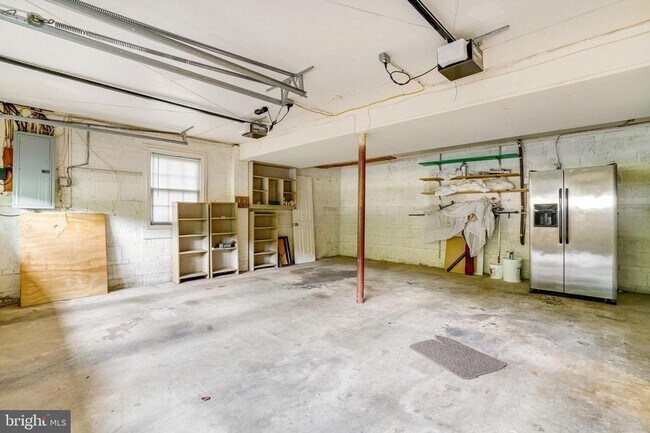 Foto del edificio - Perfectly situated on a quiet cul-de-sac in the highly sought-after Fairmont Estates community of...