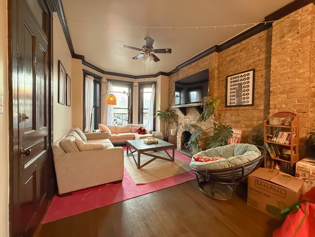 Building Photo - 3765 N Kenmore Ave