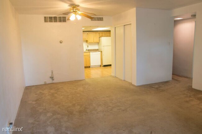 Building Photo - 2 br, 1 bath Condo - 4412 Forest Lane