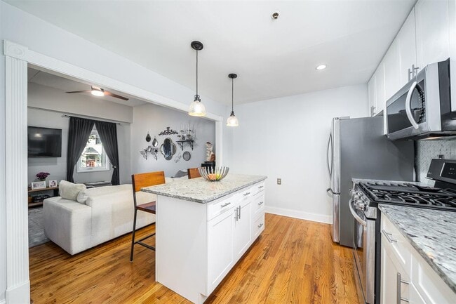 Building Photo - 476 Monmouth St