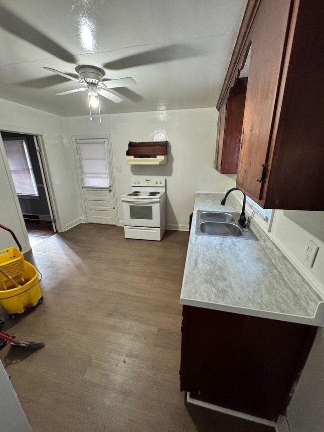 Building Photo - 4 bed 2 bath house in Petersburg