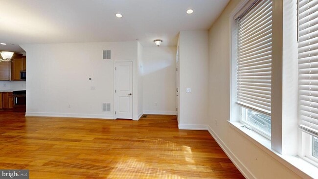 Building Photo - 909 Lakeview Ct