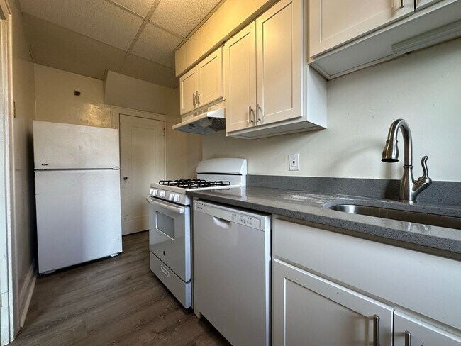 Foto del edificio - Stunning Two Bedroom Apartment in Oakland! Washer & Dryer Hook-Ups in Basement! Call Today!