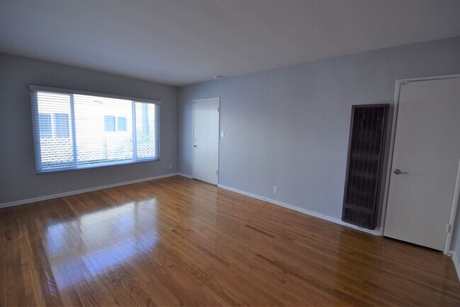 Foto del edificio - 823-25 S Orange Grove Avenue