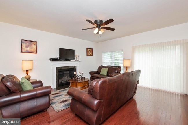 Foto del edificio - 619 Cypress Ln