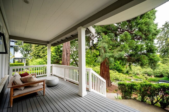 Building Photo - Stunning 4 Bedroom/2.5 Bath Home in Sought...