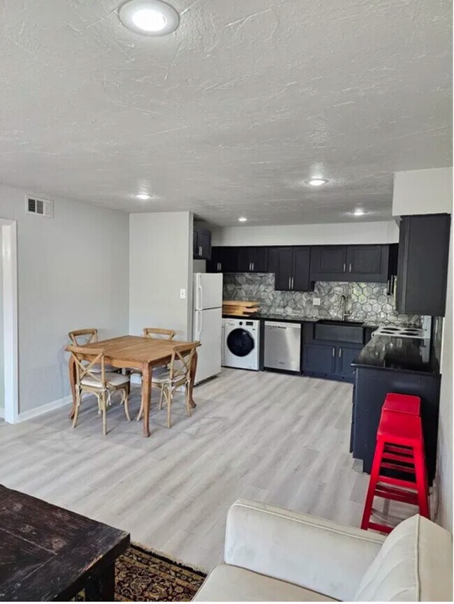 Foto del edificio - 5303 Fleetwood Oaks Ave