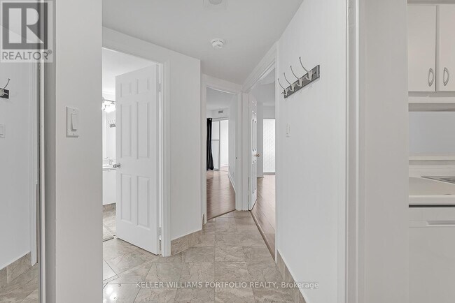 Photo du bâtiment - 711-711 Bay St.