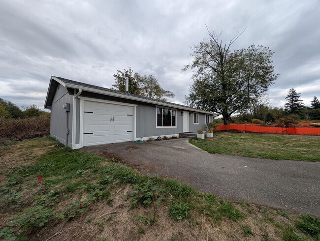 Foto del edificio - Newly Remodeled 3 Bedroom Home in Port Orc...