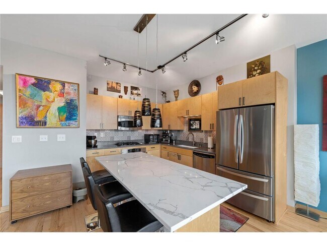 Building Photo - 215 10th Ave S