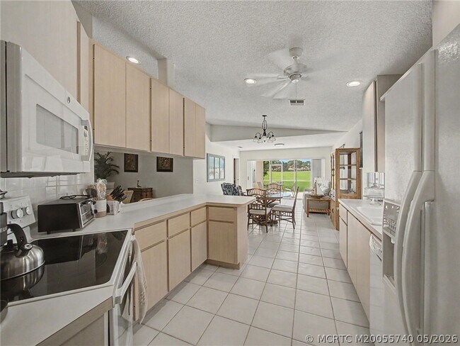 Building Photo - 8357 SE Double Tree Dr
