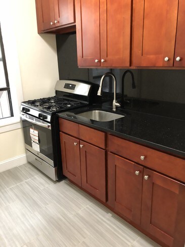 Building Photo - Amazing 1 Bedroom Apartment in Sunnyside