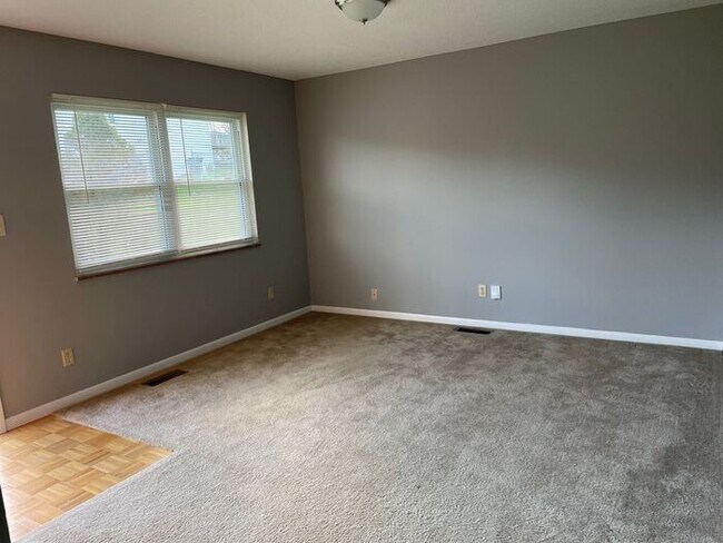 Foto del edificio - Ranch Style Home with Basement for Rent!