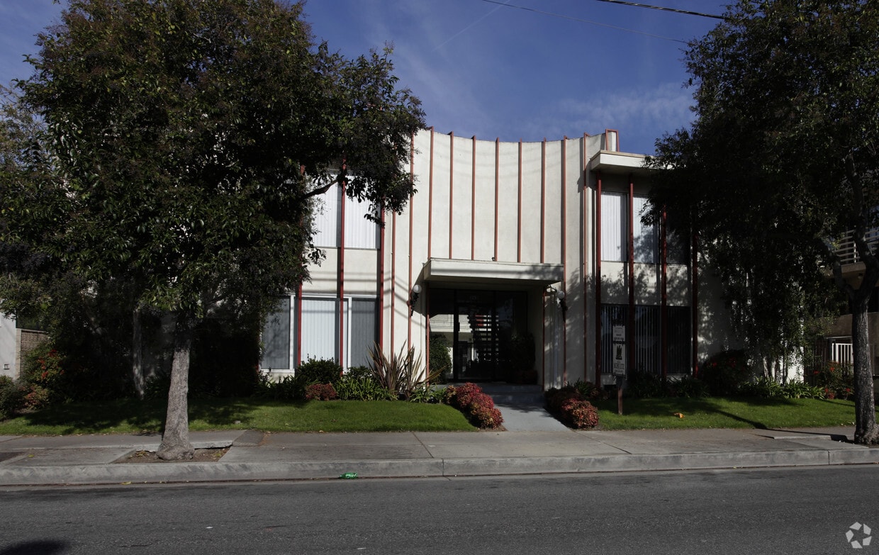 Primary Photo - 12631 Vanowen St