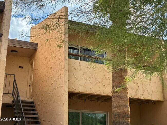 Foto del edificio - 8055 E Thomas Rd
