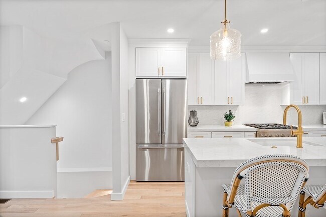 Building Photo - 583 E 4th St