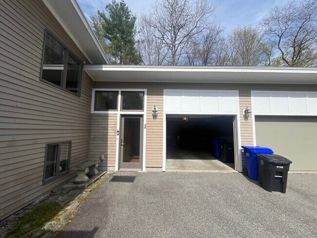 Building Photo - 3A Robinson Dr
