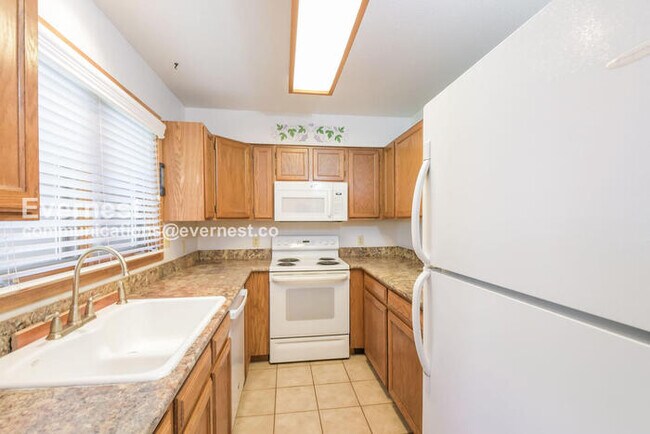 Foto del edificio - 2 Bed/2.5 Bath Home with Carport / Available Now!