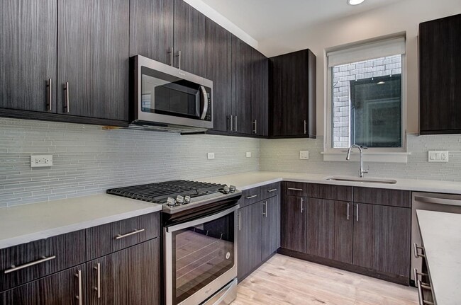 Foto del edificio - 2538 W Addison St