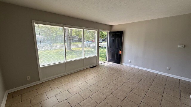 Building Photo - WEST - EAGLEDALE 3 BEDROOM RANCH AVAILABLE NOW!