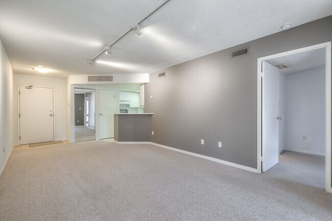 Photo du bâtiment - 1001 Bay St.