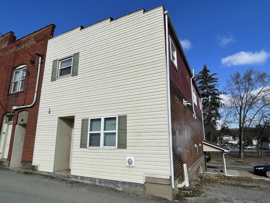 575 Nixon Ave Unit 575, Indiana, PA 15701 Room for Rent in Indiana