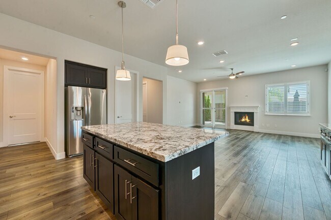 Foto del edificio - Beautiful Lincoln Home with Solar, 3-Car Garage & Trailer Parking!